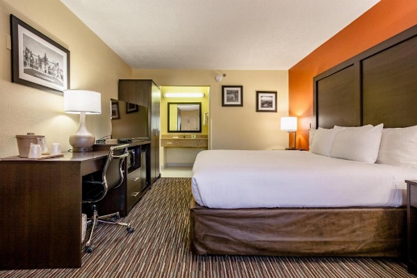 Clarion Inn Biltmore Village image 17